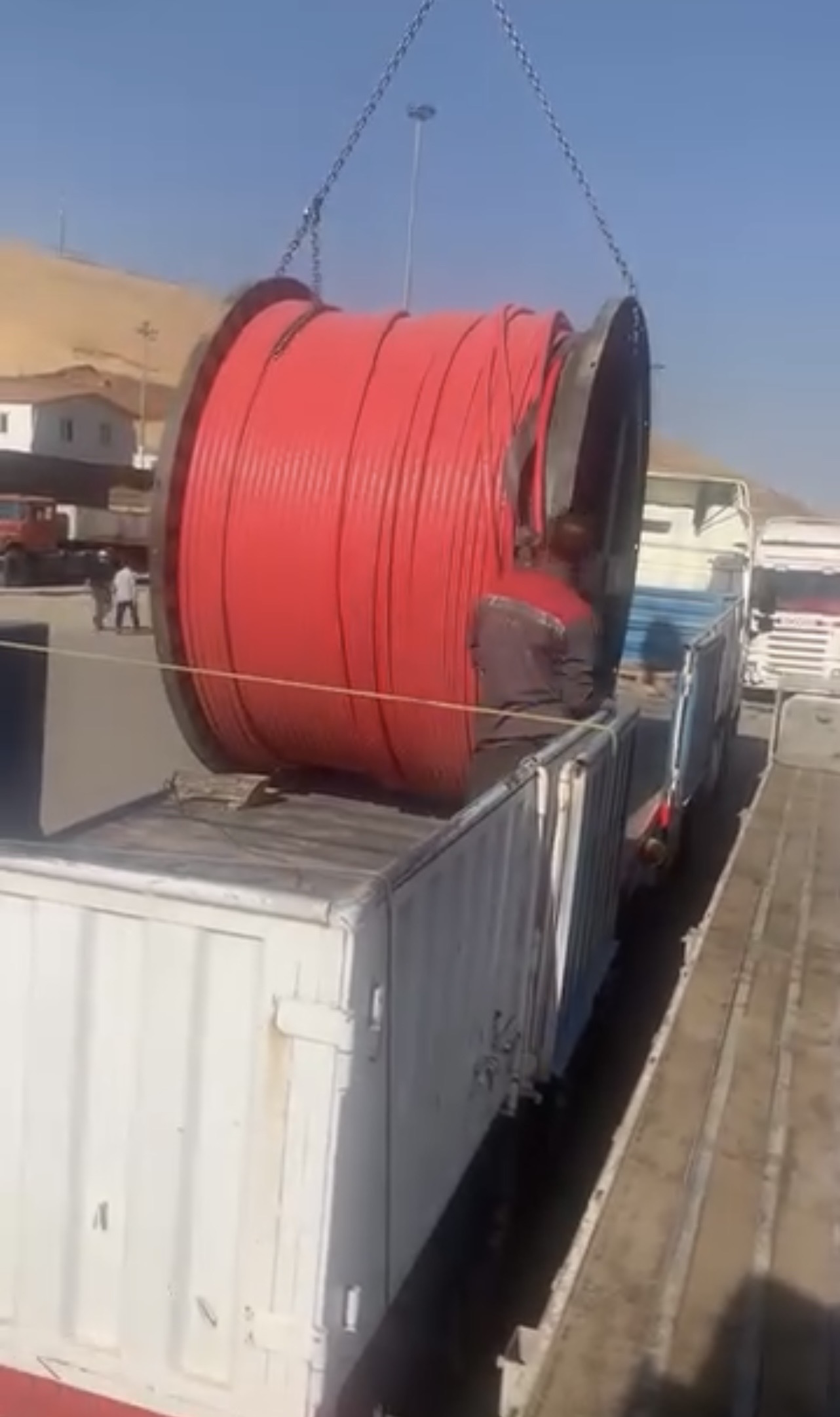 رول بزرگ کالا در حال حمل